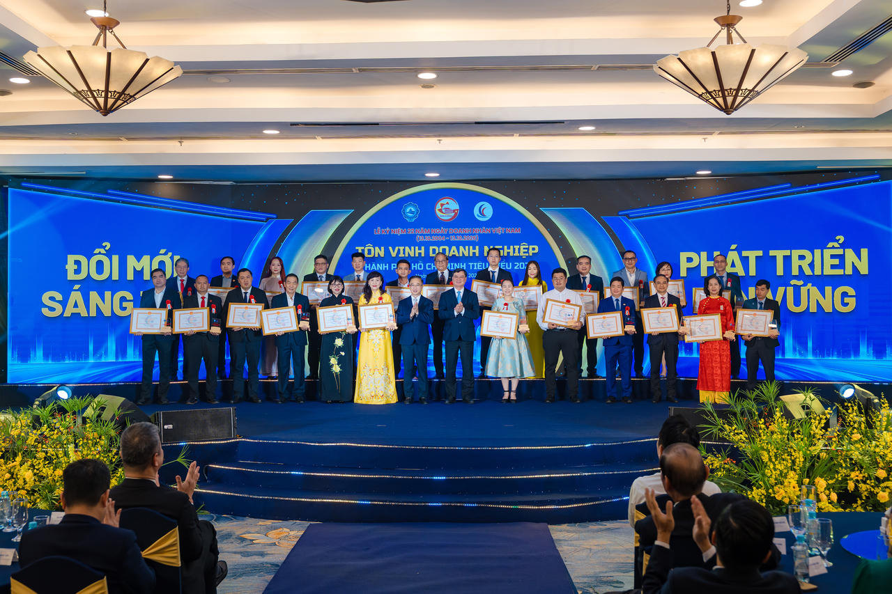 Các doanh nhân, doanh nghiệp tiêu biểu được vinh danh tại buổi lễ. Ảnh ĐVCC.