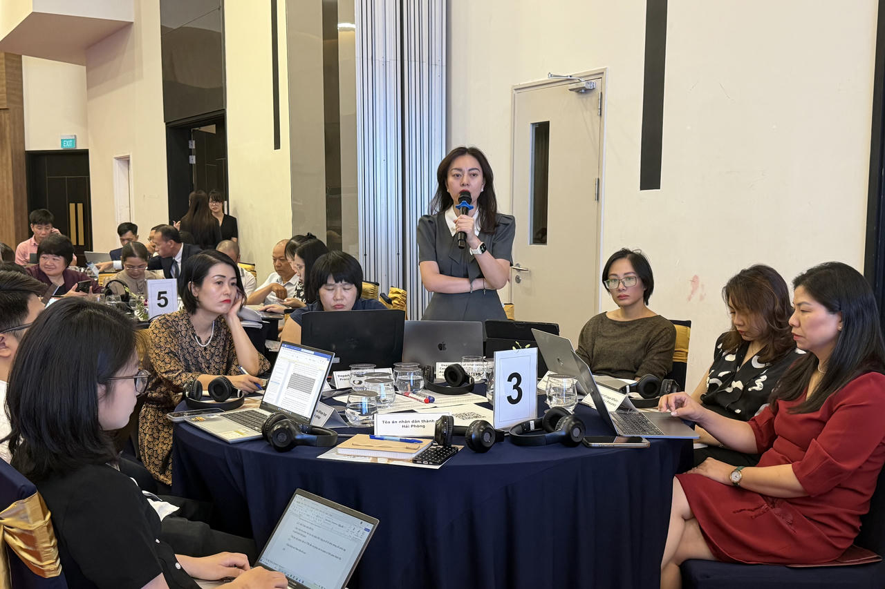 Đại biểu thảo luận