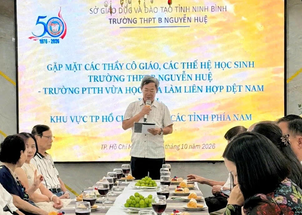 NGUT Trần Trí Thăng phát biểu tại buổi gặp mặt các thế hệ thầy cô giáo và cựu học sinh đang sinh sống, làm việc tại khu vực phía Nam, hướng tới Đại lễ kỷ niệm 50 năm ngày thành lập trường (1976–2026).