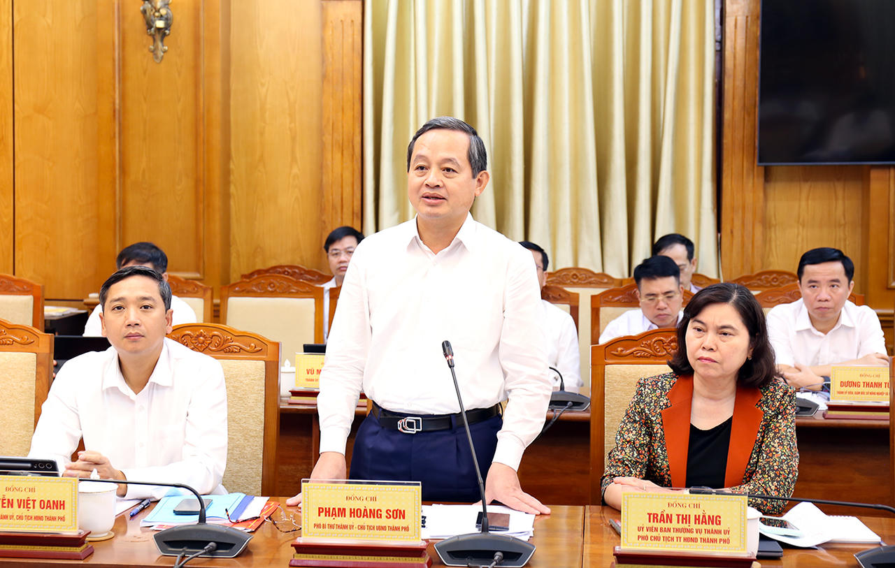 Chủ tịch UBND thành phố Phạm Hoàng Sơn phát biểu tại buổi làm việc. (Ảnh Cổng TTĐT Bắc Ninh)
