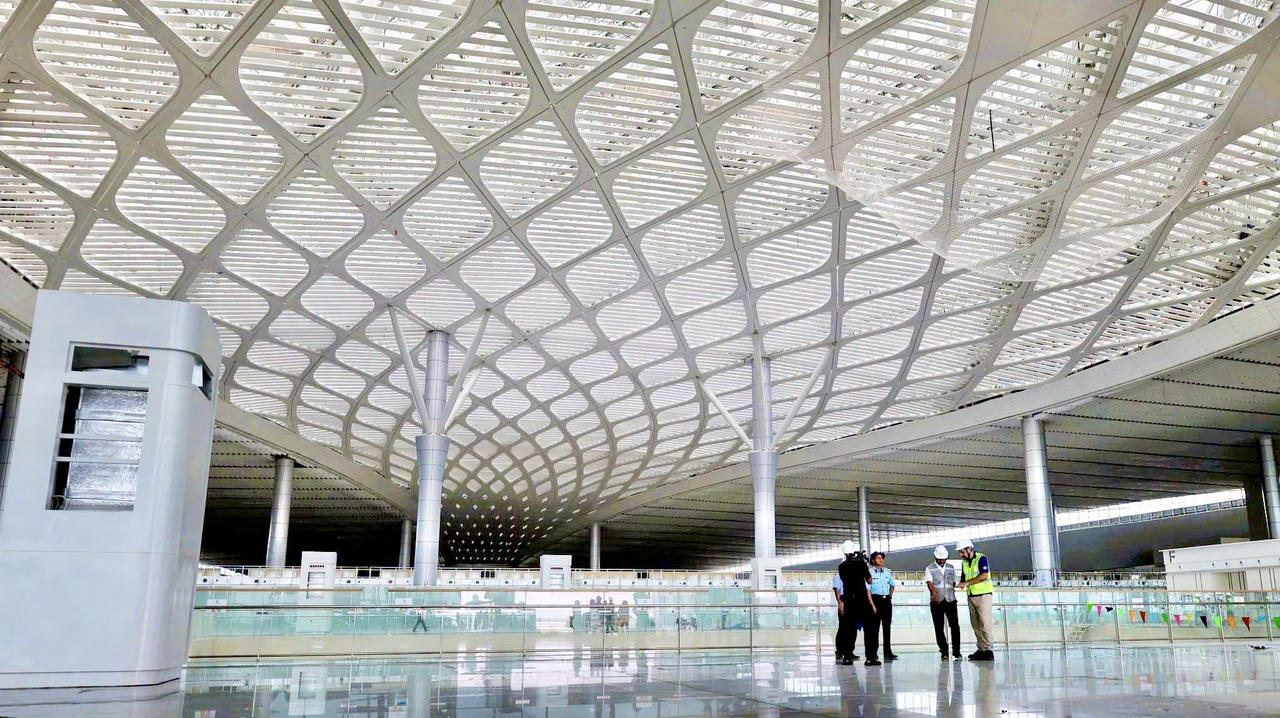 Nhà thầu tăng nhân lực, thiết bị thi công tại nhiều khu vực của sân bay Long Thành. Ảnh: DK