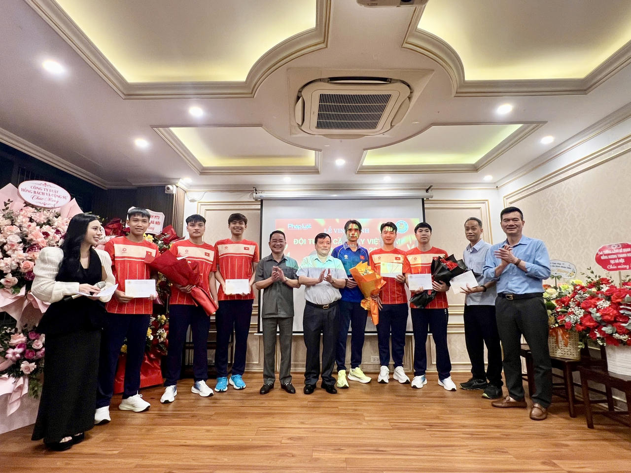 Ban Tổ chức tặng hoa và quà tri ân các vận động viên giành Huy chương Đồng, tôn vinh những nỗ lực bền bỉ và dấu ấn đáng tự hào trên đấu trường châu Á.