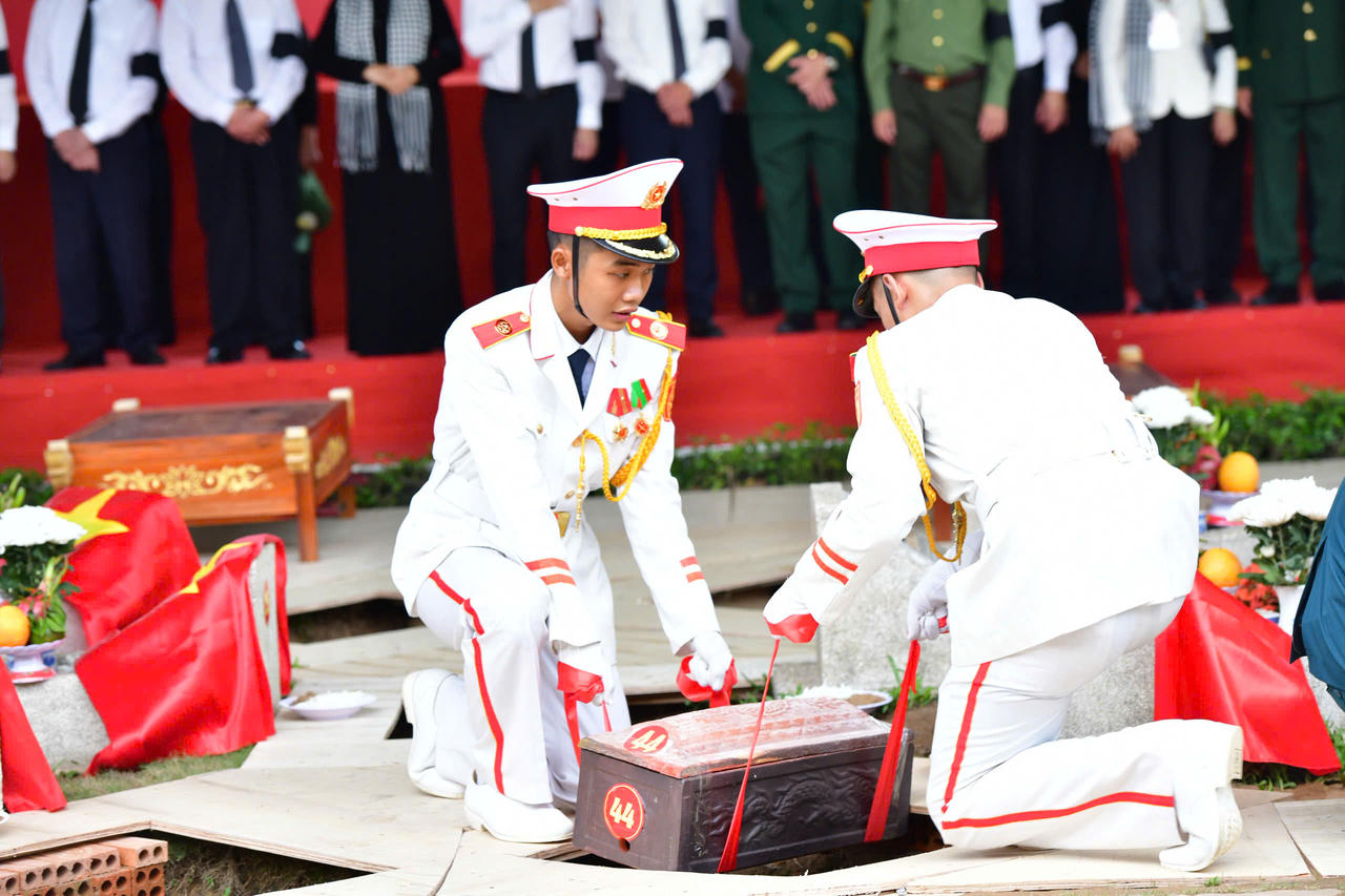 Trang nghiêm, xúc động đưa các Anh hùng liệt sĩ về an nghỉ tại Nghĩa trang Liệt sĩ TP Hồ Chí Minh