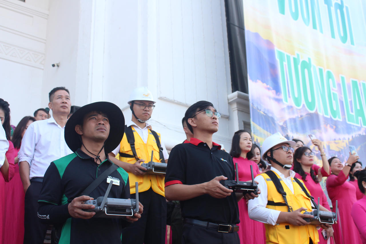 Kỹ thuật viên các đơn vị tham gia trình diễn điều khiển UAV (Ảnh: PV).