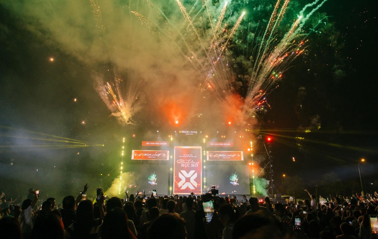Tiết mục DJ và màn pháo hoa kết thúc chương trình làm nên một đêm hội trọn vẹn, đong đầy cảm xúc cho khách tham dự