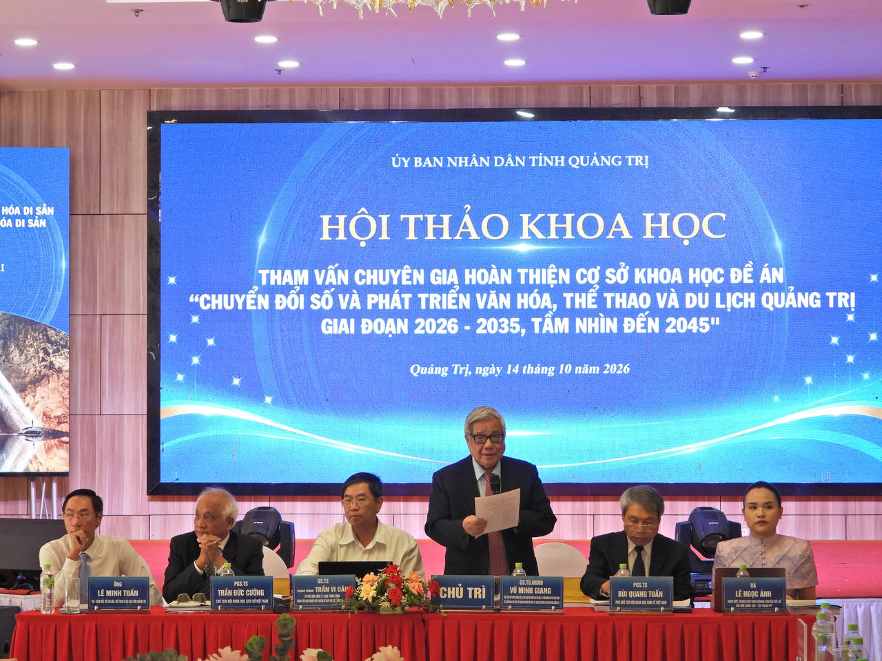 GS.TSKH.NGND Vũ Minh Giang, Chủ tịch Hội đồng Khoa học và Đào tạo Đại học Quốc gia Hà Nội, kết luận hội thảo. (Ảnh: Minh Phương)