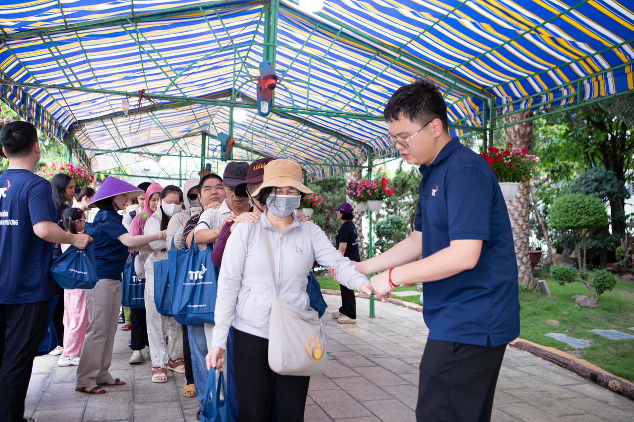 Ông Đặng Huỳnh Anh Tuấn trao quà tặng đến người khiếm thị có hoàn cảnh khó khăn.