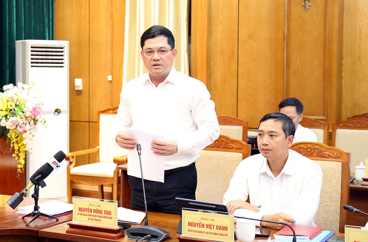 Bí thư Thành ủy Nguyễn Hồng Thái phát biểu tại cuộc làm việc (Ảnh Cổng TTĐT Bắc Ninh)
