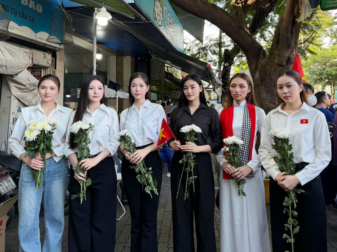 Thu Ngân, Khánh Như, Yến Nhi, Bảo Ngọc, Kiều Duy cầm hoa trắng xuống tường tiễn đưa các anh hùng, liệt sĩ (Ảnh: Kênh 14)
