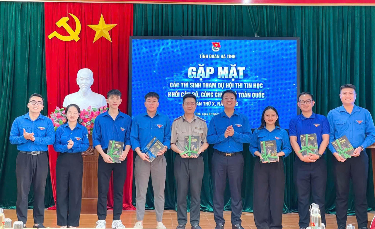 Tỉnh Đoàn Hà Tĩnh gặp mặt các thí sinh tham dự Hội thi Tin học khối cán bộ, công chức trẻ toàn quốc lần thứ X năm 2026. (Ảnh: NVCC)