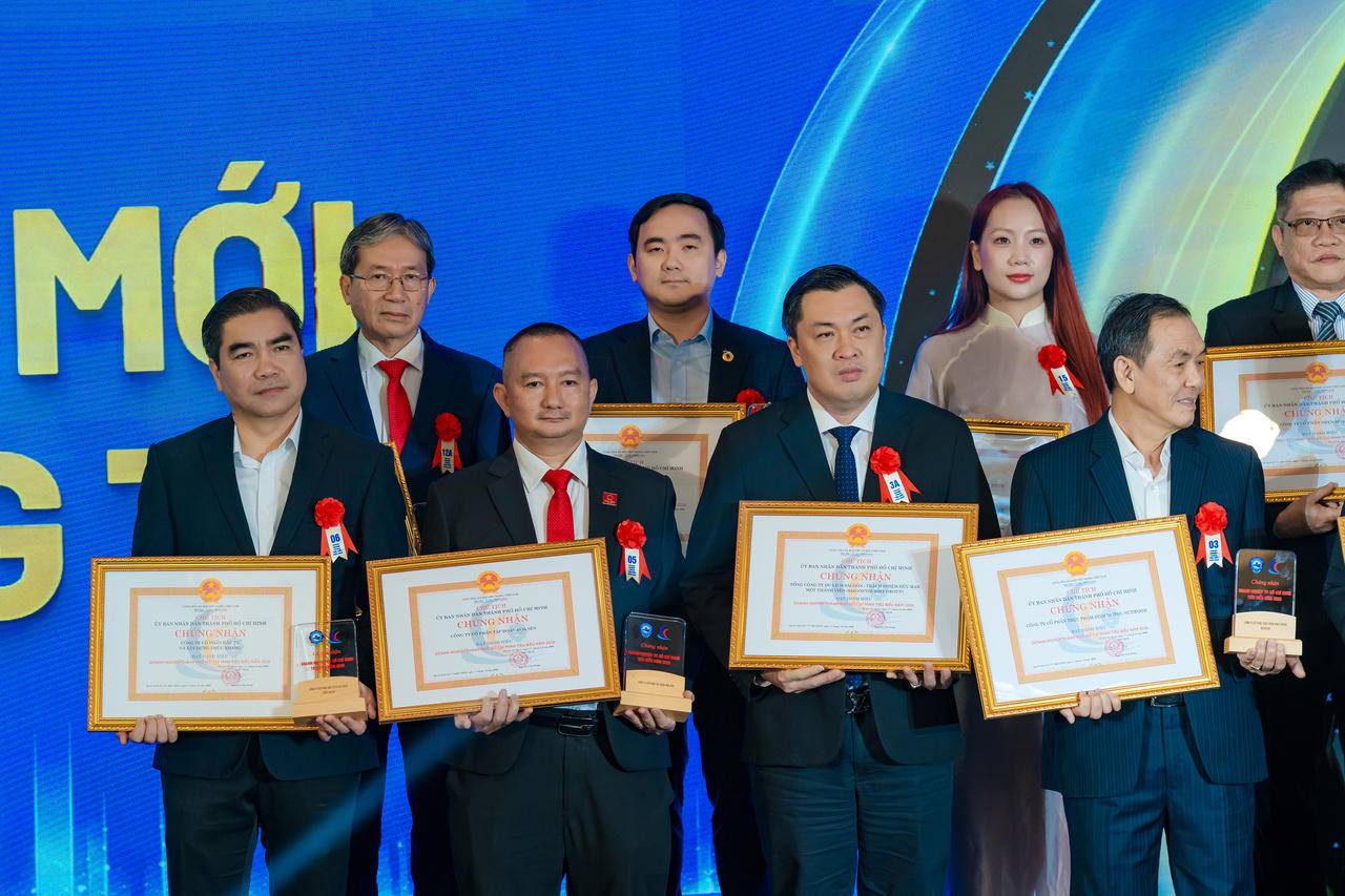 Đại diện Tập đoàn Hoa Sen (hàng dưới, thứ 2 từ trái qua) đón nhận bằng khen và cúp ghi nhận những đóng góp tại lễ vinh danh. Ảnh ĐVCC.