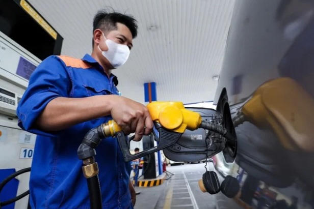 Giá xăng giảm hơn 1.200 đồng/lít từ 15h hôm nay