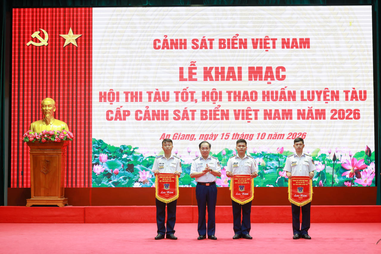 Ban tổ chức Hội thi, Hội thao tặng Cờ lưu niệm các tàu tham gia tại khu vực IV. Ảnh: Đức Tĩnh