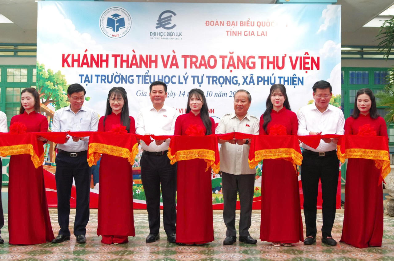 Phó Chủ tịch Quốc hội Nguyễn Hồng Diên, Trưởng Đoàn ĐBQH tỉnh Gia Lai  Châu Ngọc Tuấn, PGS.TS Đinh Văn Châu – Hiệu trưởng Trường Đại học Điện lực cùng các đơn vị tài trợ cắt băng khánh thành thư viện.