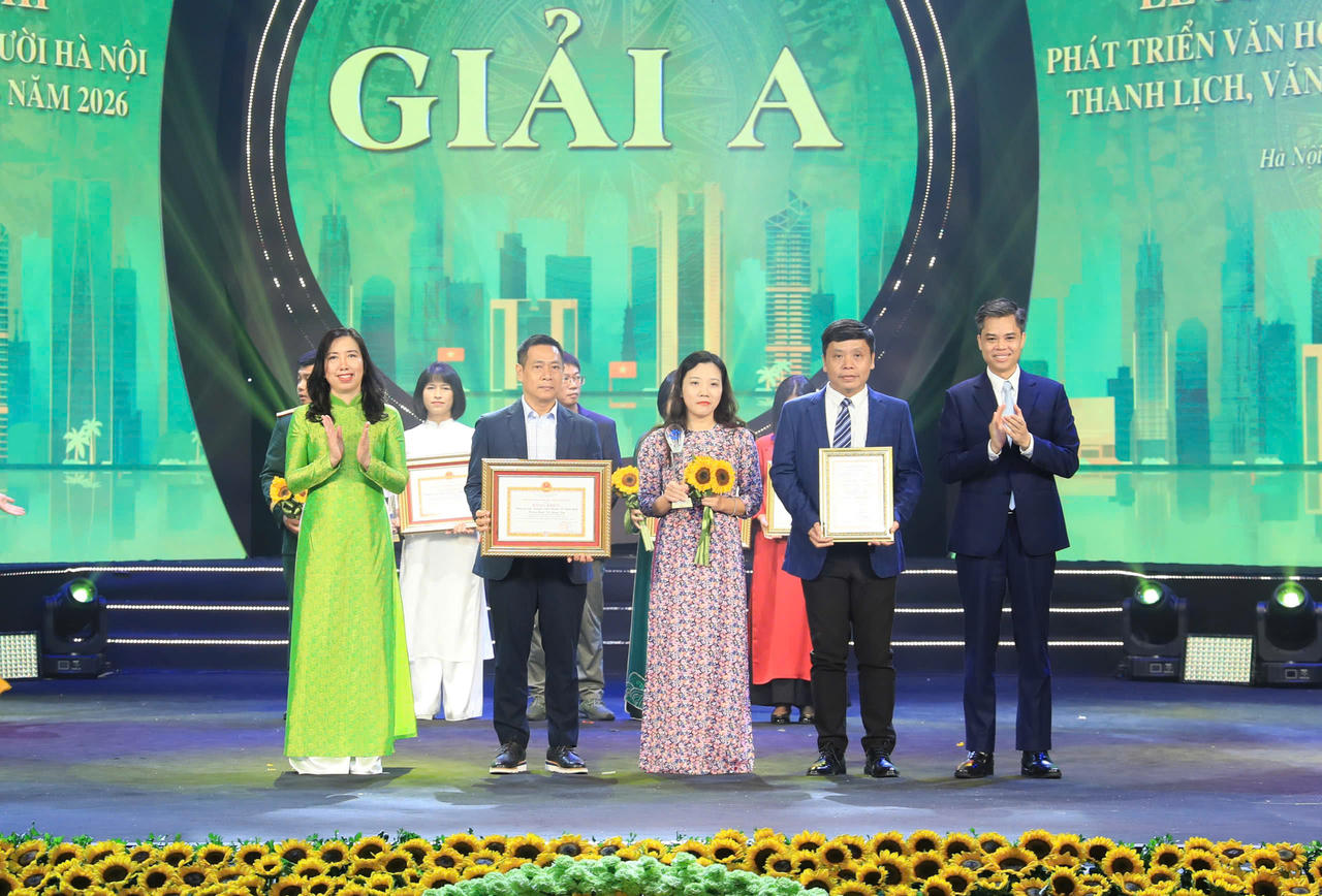 Ban Tổ chức trao giải A cho các tác giả đoạt giải.