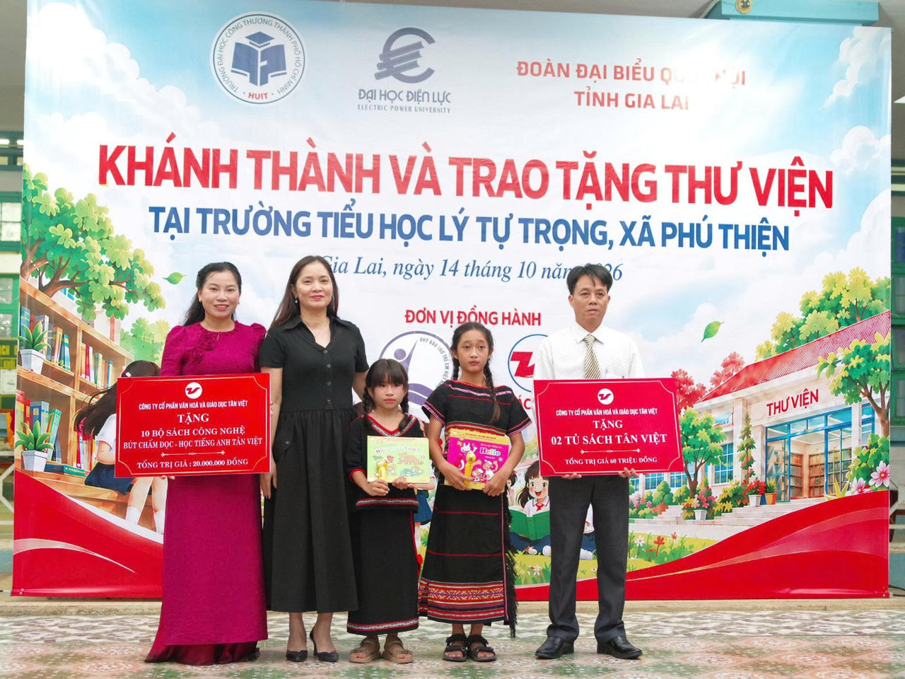 Đại diện các nhà tài trợ trao tặng tủ sách và bộ sách công nghệ cho Trường Tiểu học Lý Tự Trọng.