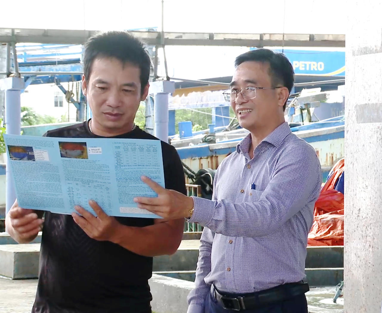 Ông Phạm Văn Mười - Phó Giám đốc Sở Nông nghiệp và Môi trường Cà Mau (bên phải), tuyên truyền, hướng dẫn ngư dân thực hiện các quy định về chống khai thác IUU (Ảnh: T.N).