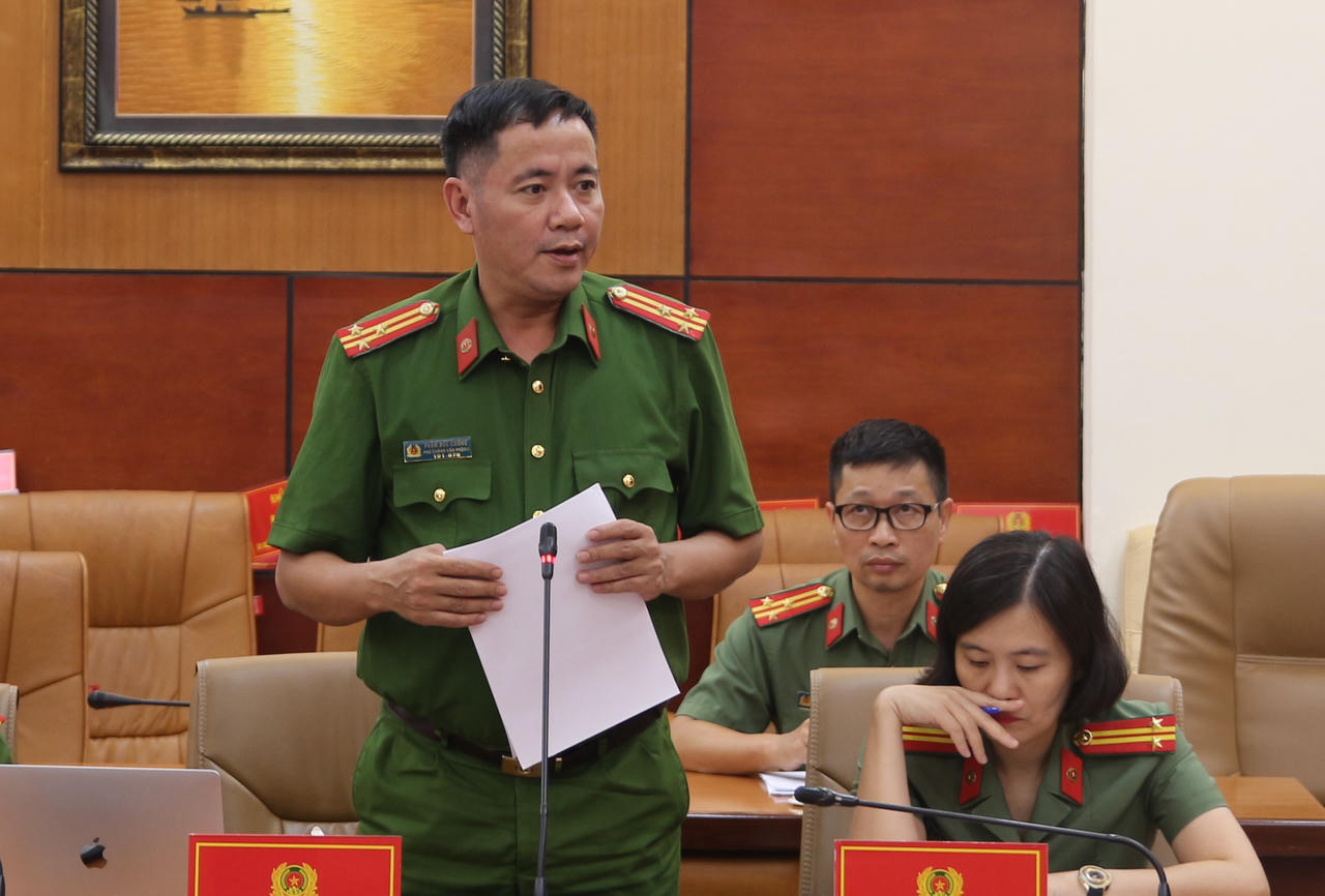 Lãnh đạo phòng PC01 nêu ý kiến tại hội nghị. (Ảnh: Thuỳ Linh)