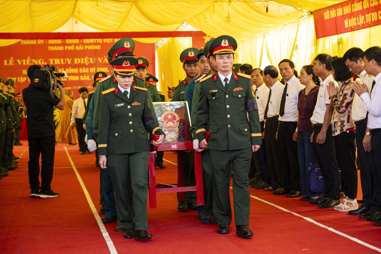 Xúc động những hình ảnh an táng 56 hài cốt Liệt sĩ tại Hải Phòng