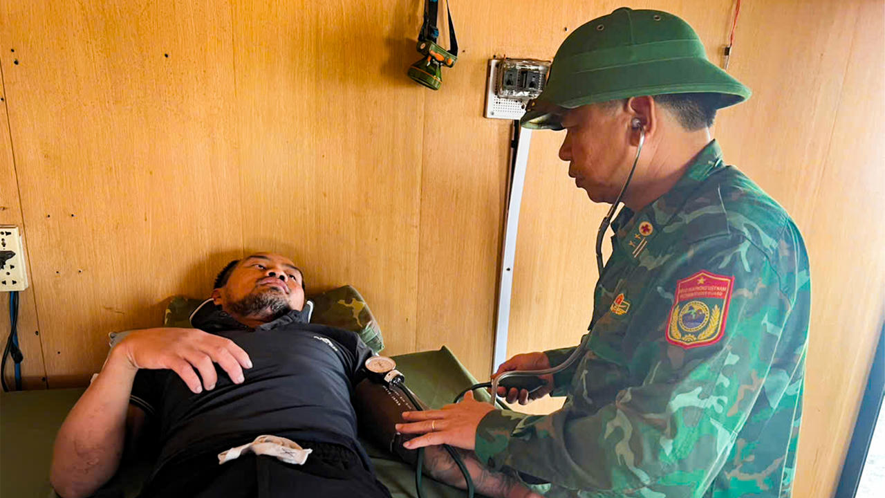 Quân y đơn vị đã tiến hành thăm khám sức khỏe cho ngư dân gặp nạn trên biển. (Ảnh: BĐBP Quảng Trị)