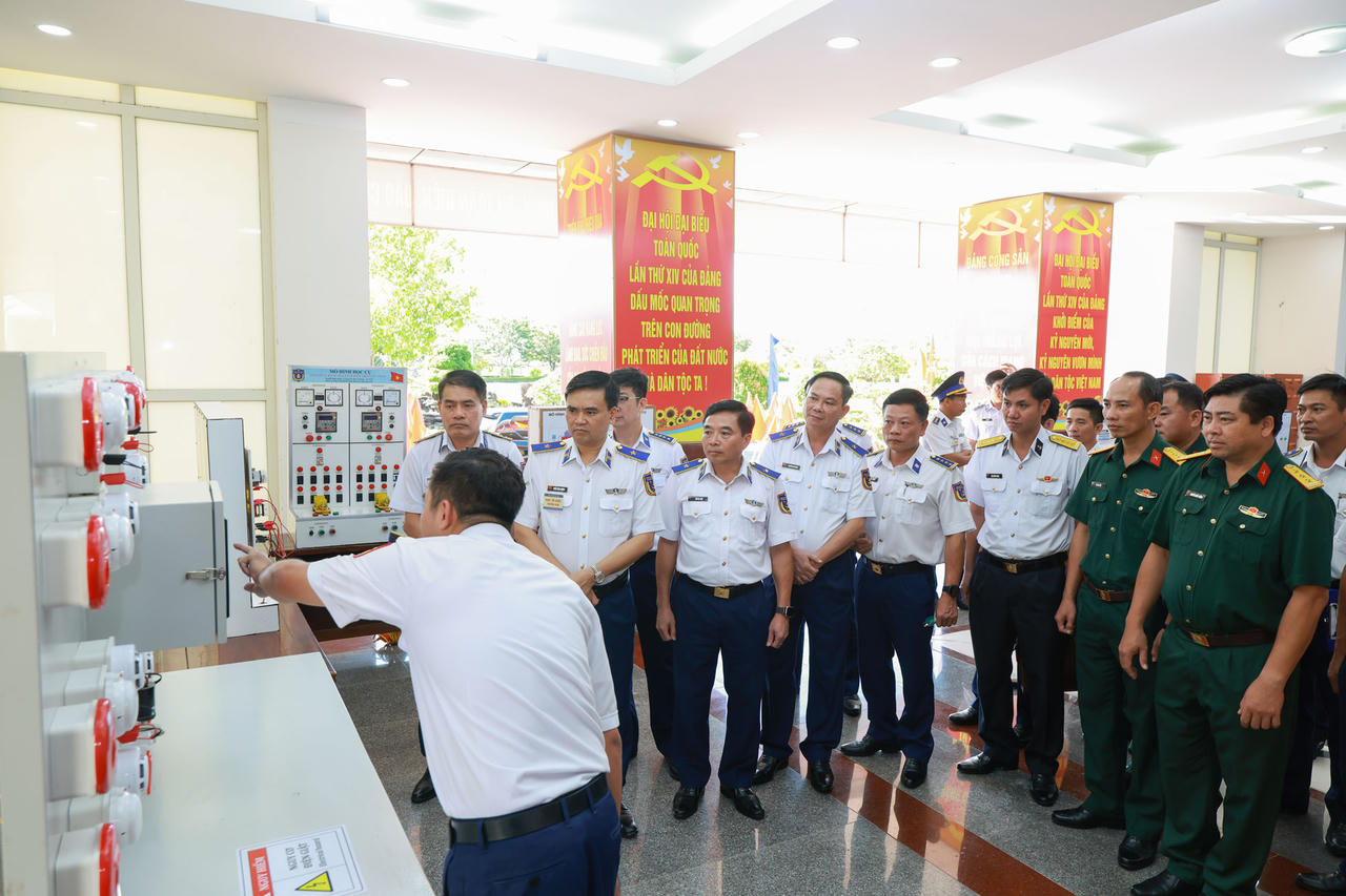 Các đại biểu tham quan mô hình huấn luyện của tàu. Ảnh: Đức Tĩnh