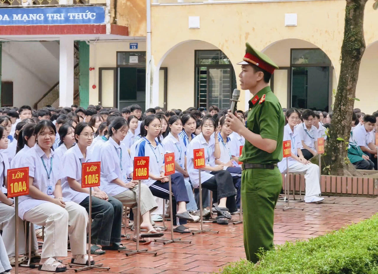 Công an xã Đại Phúc tuyên truyền về ma túy tại trường học trên địa bàn.