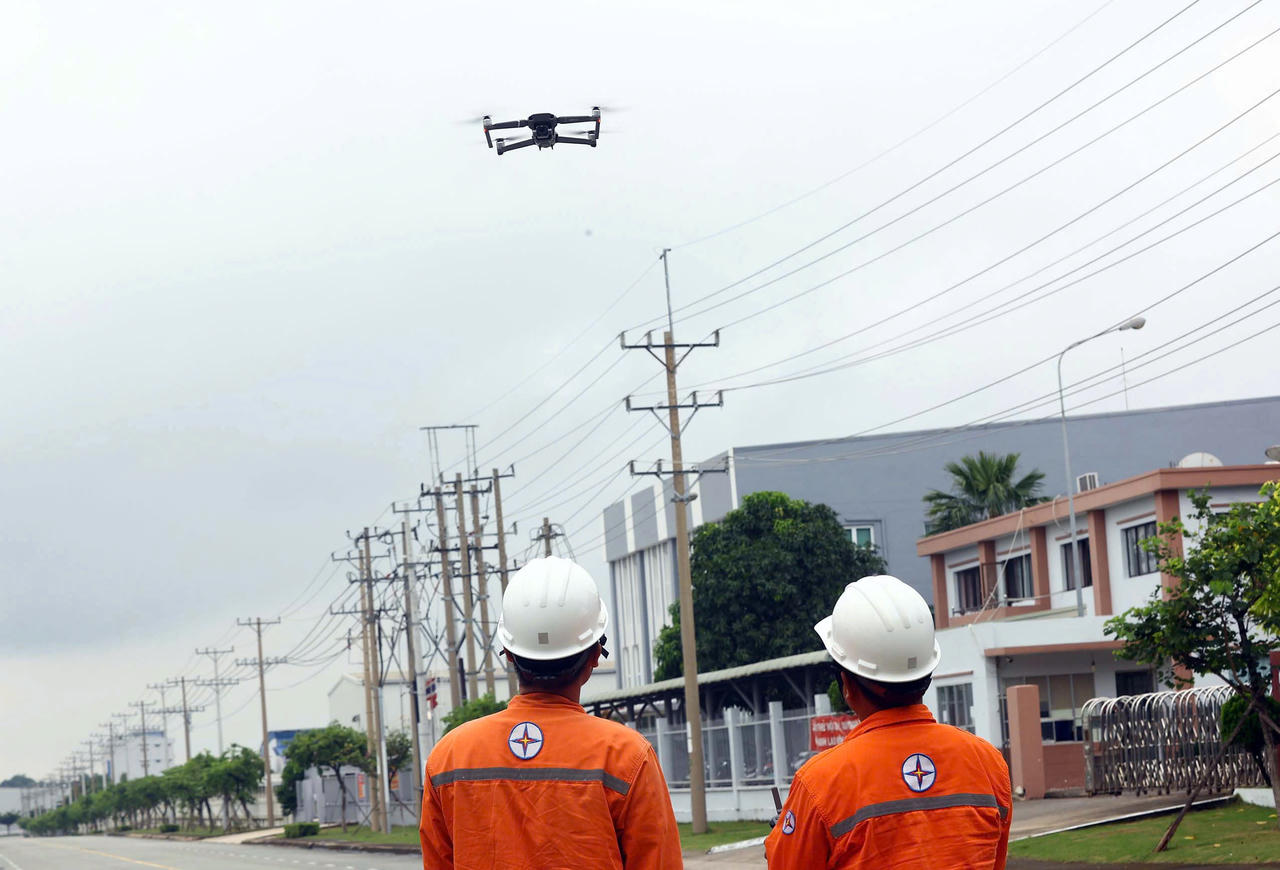 Ứng dụng thiết bị bay không người lái (UAV) trong kiểm tra hành lang lưới điện. Ảnh: EVNSPC
