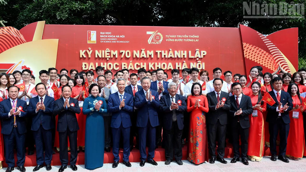 Tổng Bí thư, Chủ tịch nước Tô Lâm và các đại biểu dự Lễ kỷ niệm 70 năm thành lập Đại học Bách khoa Hà Nội và đón nhận Huân chương Lao động hạng Nhất. Ảnh: nhandan.vn