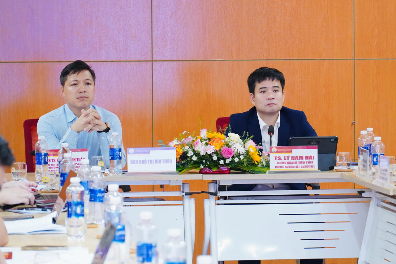 TS. Lý Nam Hải - Trưởng khoa Luật Hành chính, Trường Đại học Luật, Đại học Huế và PGS.TS. Đặng Minh Tuấn - Trường Đại học Luật, Đại học Quốc gia Hà Nội điều hành phiên thứ nhất của hội thảo. (Ảnh: T.N)