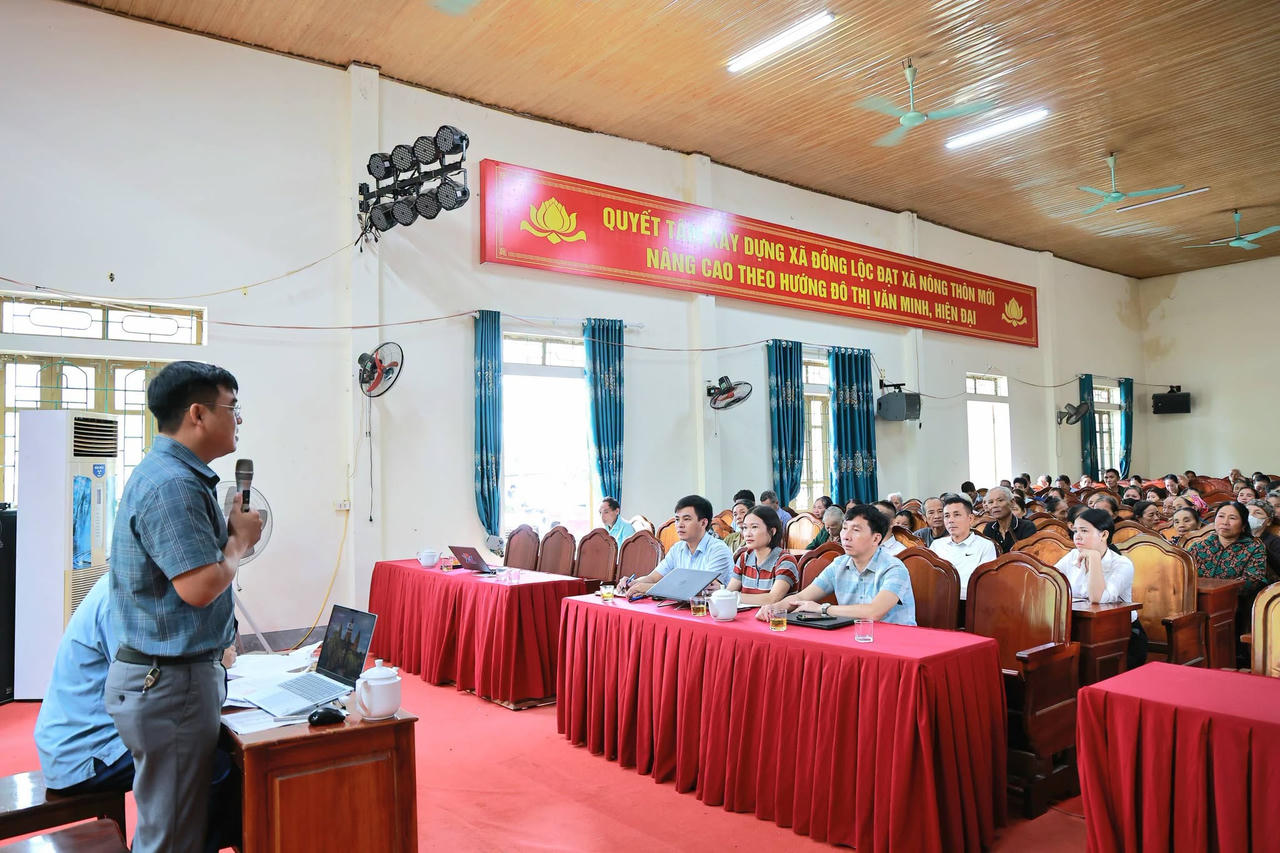 Lãnh đạo xã tập huấn cho người chăn nuôi thuộc dự án chăn nuôi gà thuộc Chương trình mục tiêu quốc gia giảm nghèo bền vững năm 2026.. (Ảnh: QH)