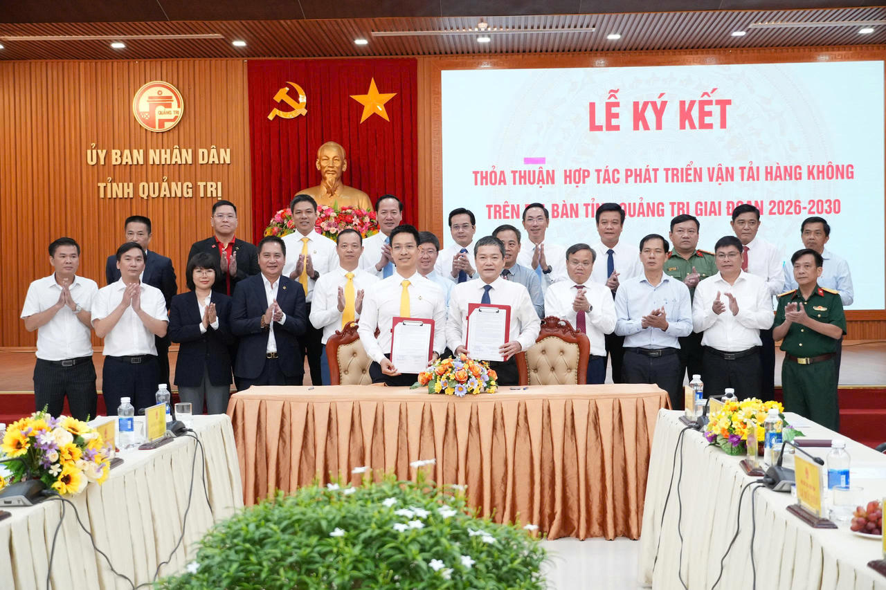 Lễ ký kết thỏa thuận hợp tác phát triển hoạt động hàng không giữa UBND tỉnh Quảng Trị và các hãng hàng không, ngày 15/10. (Ảnh: Minh Phương)