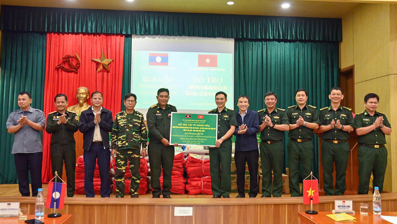 TP Huế hỗ trợ người dân huyện Kà Lừm (Lào) khắc phục hậu quả mưa lũ