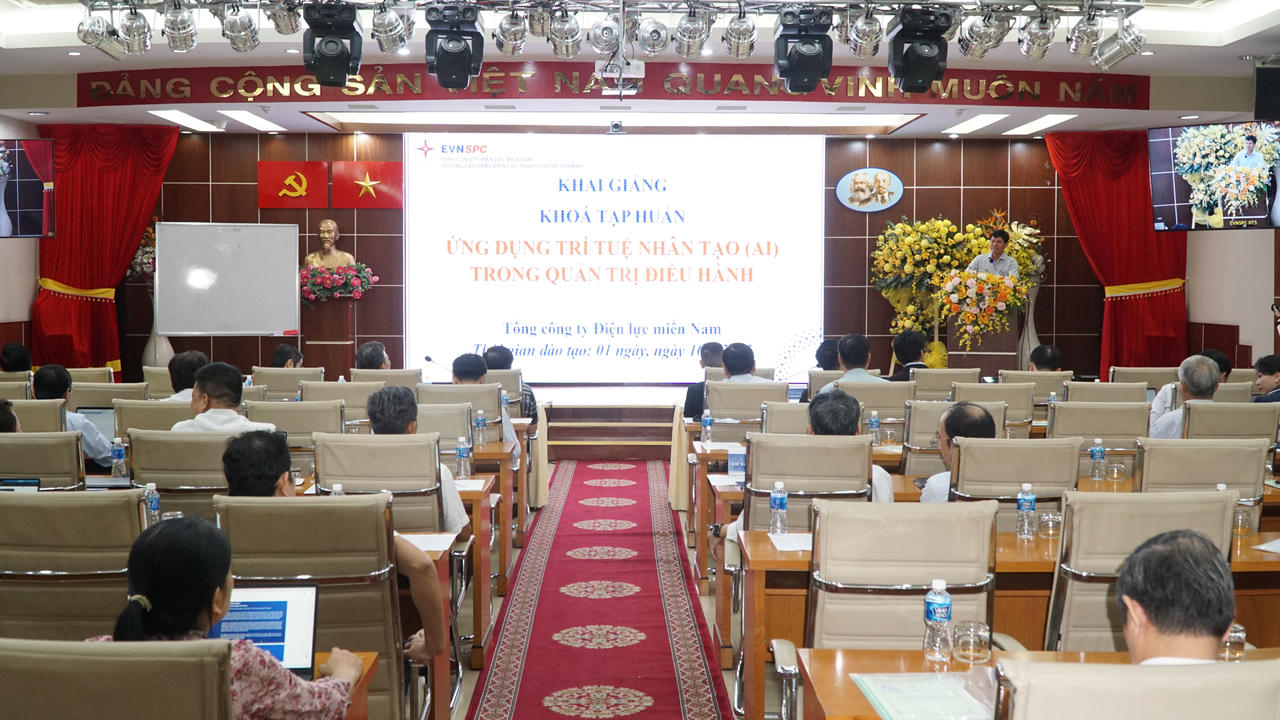 EVNSPC tập huấn ứng dụng AI trong quản trị, điều hành. Ảnh: EVNSPC