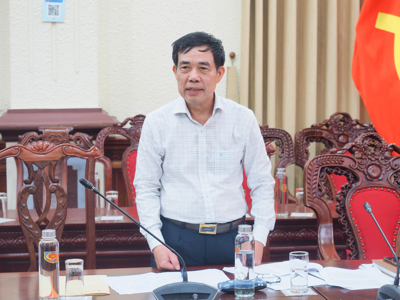 Giám đốc kiêm Tổng Biên tập Trần Mạnh Đạt phát biểu tại buổi làm việc.