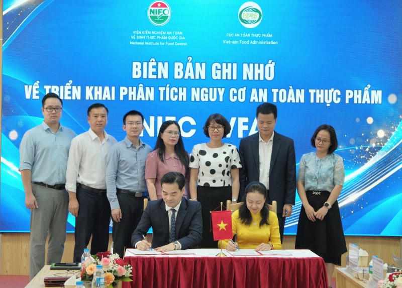 Đại diện Viện Kiểm nghiệm an toàn vệ sinh thực phẩm quốc gia và Cục An toàn thực phẩm ký kết Biên bản ghi nhớ về triển khai phân tích nguy cơ an toàn thực phẩm.
 (Ảnh: VFA)
