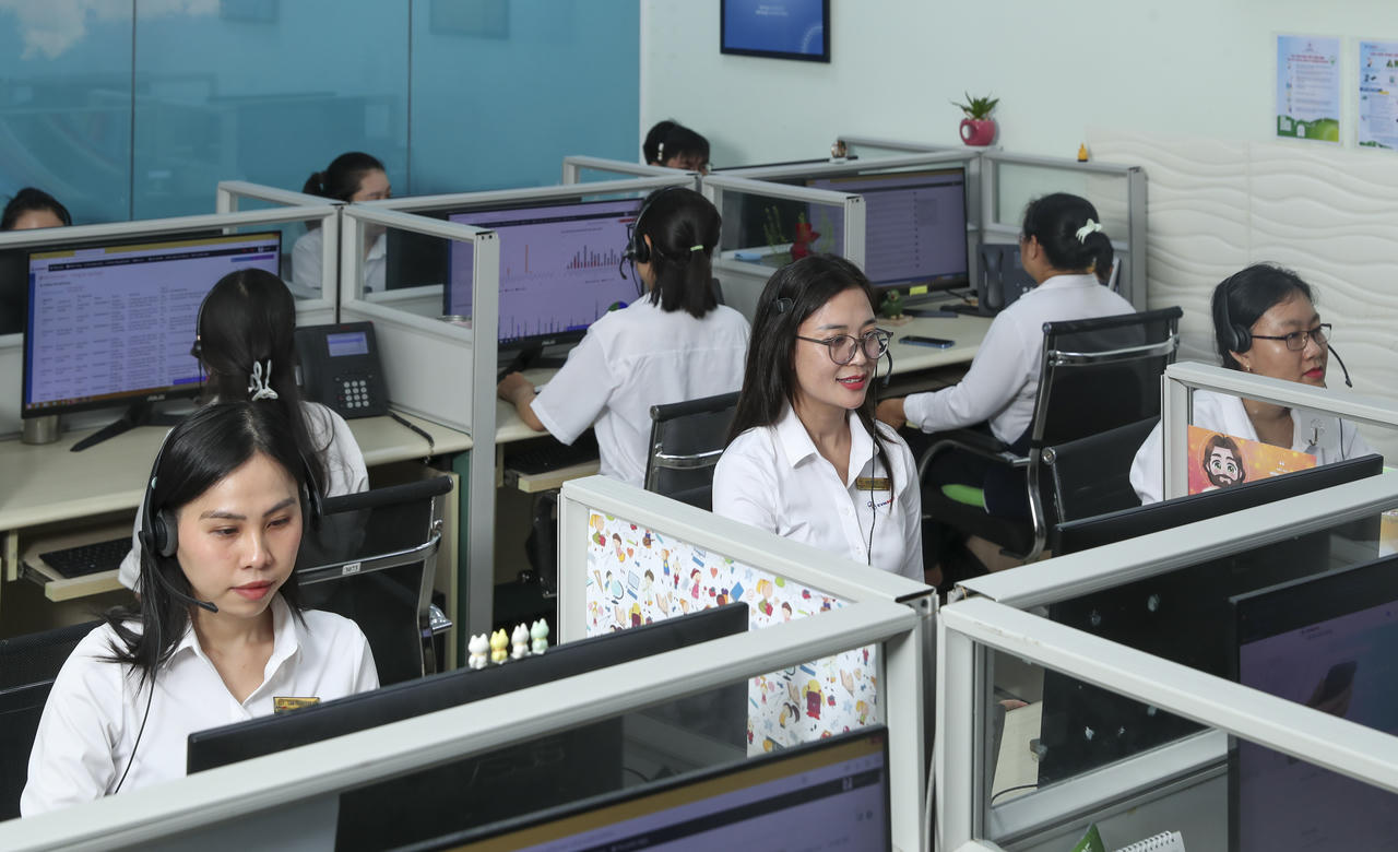 100% dịch vụ điện được cung cấp trực tuyến trên hệ sinh thái chăm sóc khách hàng đa kênh, đa nền tảng. Ảnh: EVNSPC