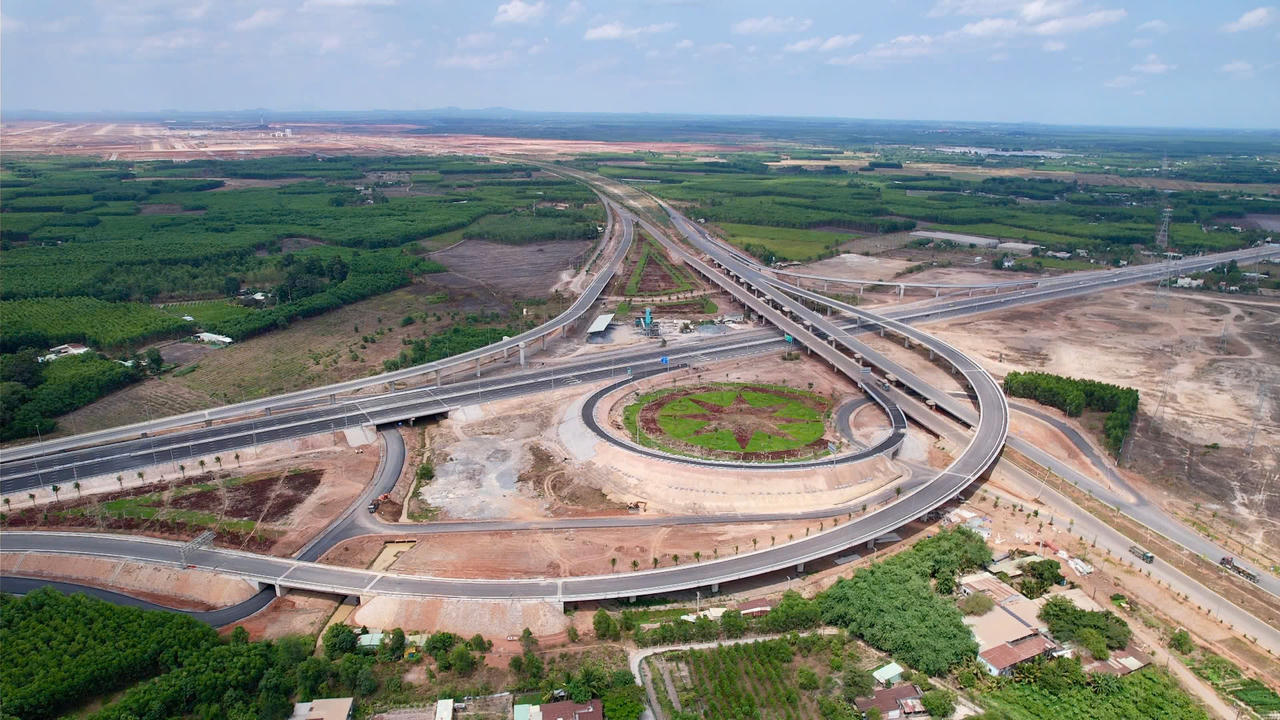 Cao tốc TP.HCM - Long Thành - Dầu Giây đang được mở rộng để tăng năng lực kết nối sân bay Long Thành. Ảnh: DK