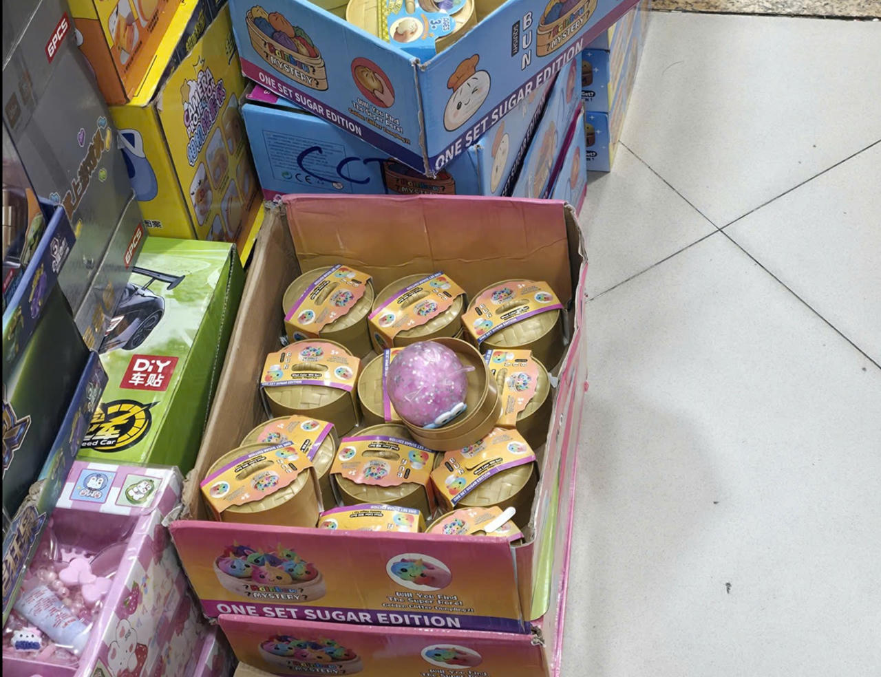 Đồ chơi trẻ em không rõ nguồn gốc bị thu giữ. 