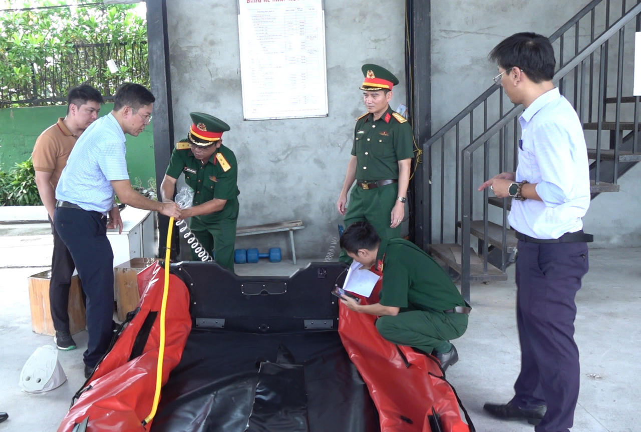 Đoàn kiểm tra do Đại tá Nguyễn Hữu Thắng, Phó Chỉ huy trưởng Bộ CHQS thành phố kiểm tra khả năng cơ động trên mặt nước của xuồng cao su có động cơ (ảnh Vân Anh) 