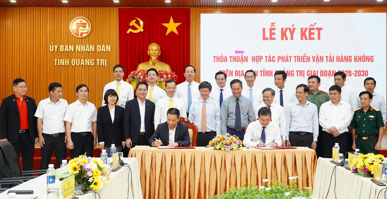 Các đại biểu chụp ảnh lưu niệm tại buổi lễ (Ảnh: UBND tỉnh Quảng Trị)