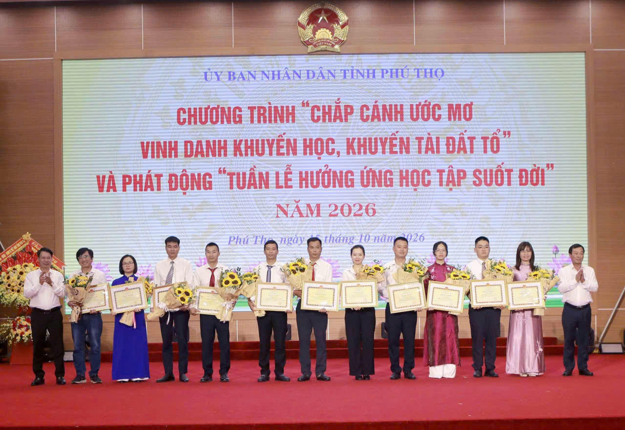 Các đồng chí: Phó Bí thư Thường trực Tỉnh ủy Bùi Văn Quang và Phó Chủ tịch UBND tỉnh Nguyễn Khắc Hiếu trao Bằng khen của UBND tỉnh tặng các giáo viên, huấn luyện viên có thành tích xuất sắc trong công tác bồi dưỡng học sinh, vận động viên.(ảnh: Lê Trang)