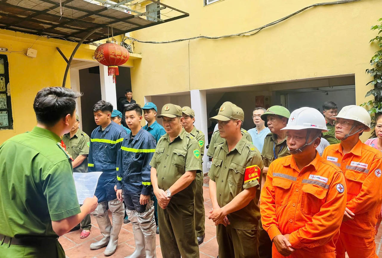 Công an phường Hồng Hà phổ biến nội dung với các lực lượng tham gia thực tập tại khu nhà trọ .
