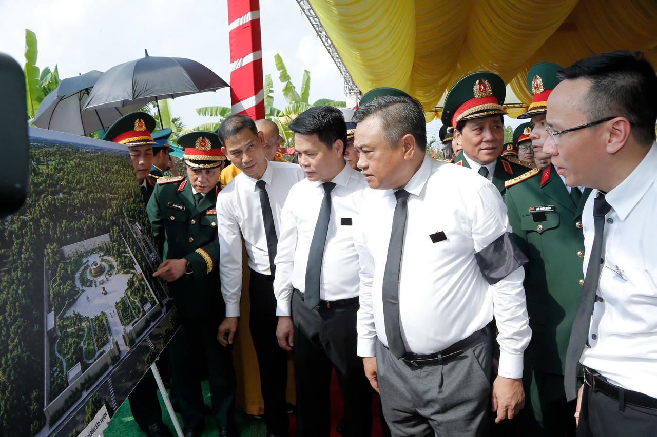 Các đồng chí lãnh đạo kiểm tra quy hoạch Khu tưởng niệm các liệt sĩ và đồng bào hy sinh, tử nạn. (Ảnh: Báo và phát thanh, truyền hình Hải Phòng cung cấp)
