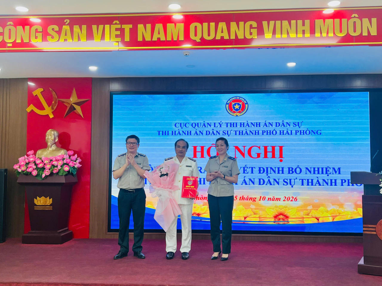 Phó Cục trưởng Cục Quản lý THADS Trần Thị Phương Hoa và Trưởng THADS TP Hải Phòng Nguyễn Văn Tuấn chúc mừng ông Nguyễn Thế Mạnh nhận nhiệm vụ mới. (ảnh Thuỳ Linh)