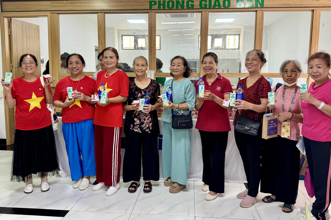Người cao tuổi phấn khởi khi nhận các sản phẩm dinh dưỡng từ Vinamilk. (Ảnh: PV)