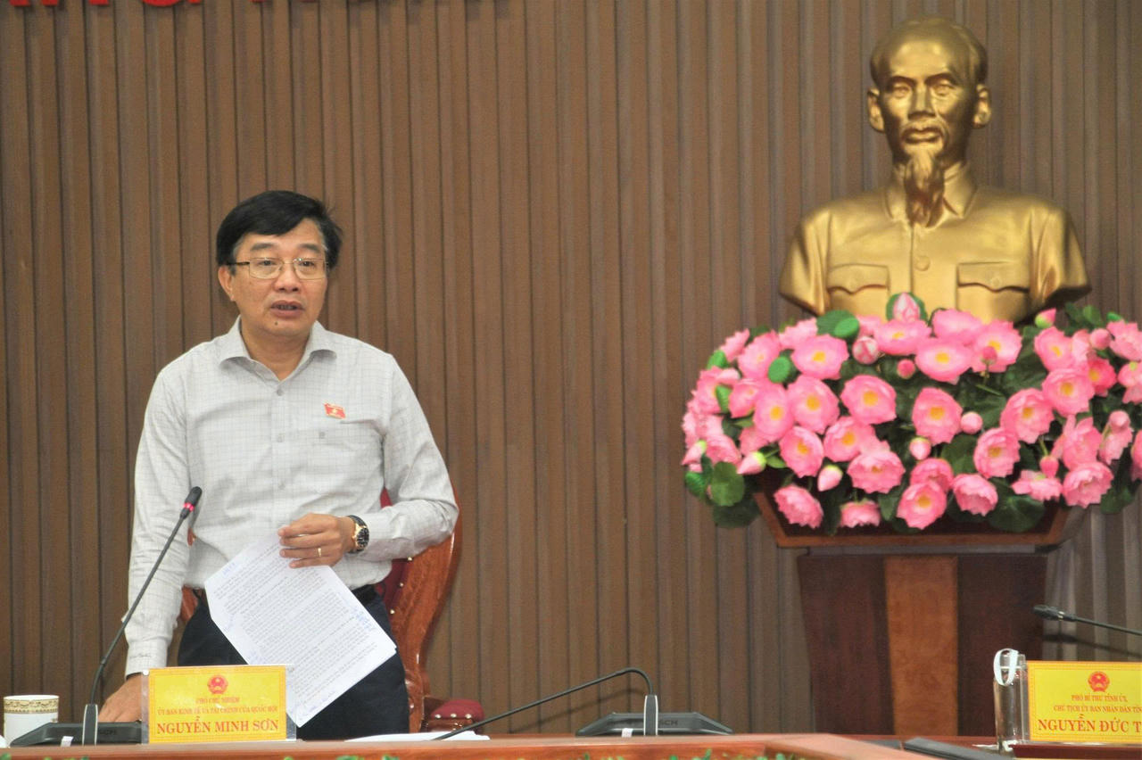 Phó Chủ nhiệm Ủy ban Kinh tế và Tài chính Nguyễn Minh Sơn khẳng định, việc đầu tư cao tốc Quảng Ngãi - Kon Tum là cần thiết, góp phần tăng cường kết nối vùng, khai thác tiềm năng địa phương, thúc đẩy phát triển kinh tế – xã hội gắn với bảo đảm quốc phòng, an ninh (ảnh Vân Anh)
