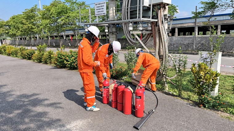 Nhân viên Điện lực Nghĩa Lộ kiểm tra, chuẩn bị phương tiện phòng cháy, chữa cháy tại khu vực Trạm biến áp Sân vận động 2 (Ảnh: Như Quỳnh).