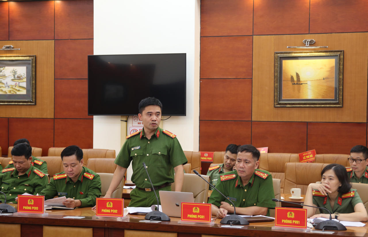 Đại diện các đơn vị nghiệp vụ Công an TP phát biểu, trao đổi về những nội dung của dự thảo luật từ thực tiễn công tác. (Ảnh: Thuỳ Linh)