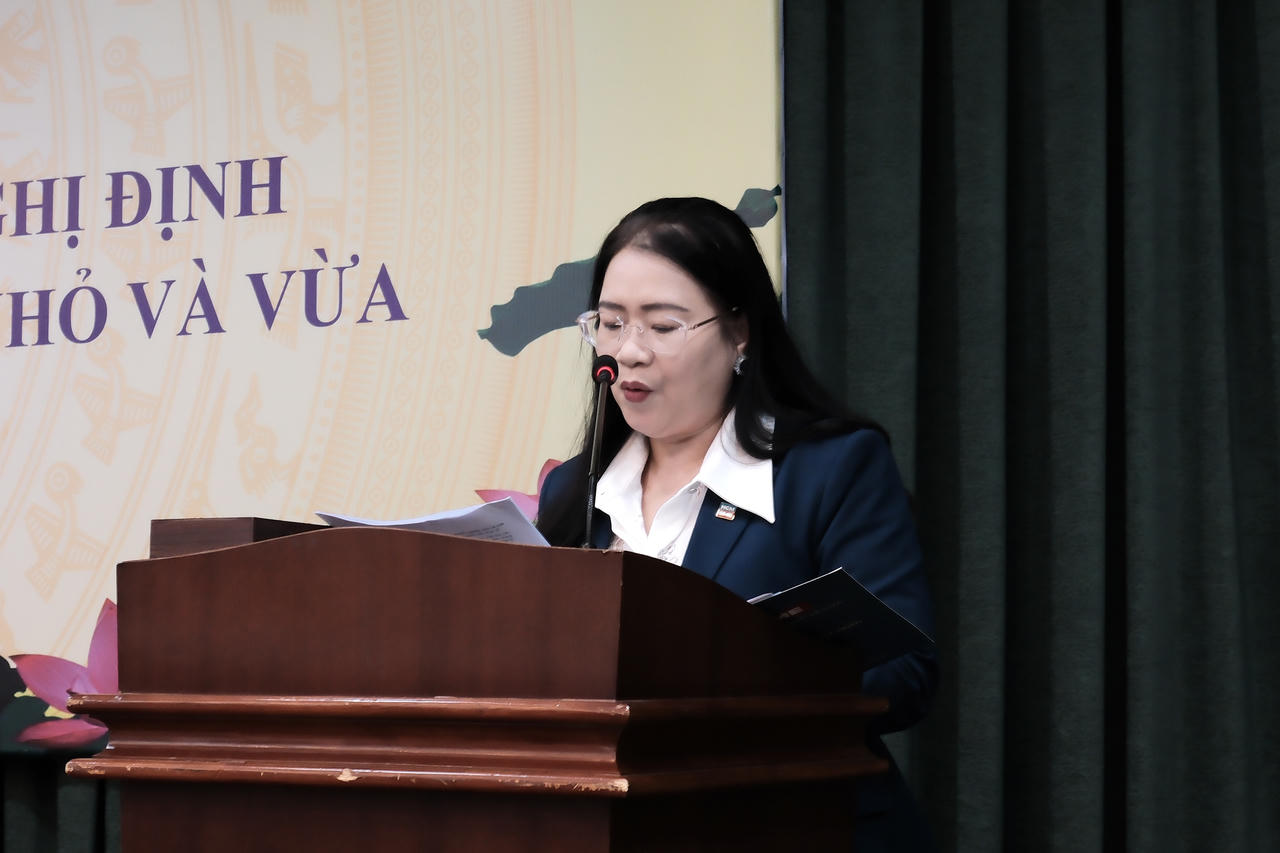  Luật sư Bùi Thanh Yến, Trưởng ban Pháp chế Hiệp hội DNNVV TP HCM tham luận. Ảnh: TU
