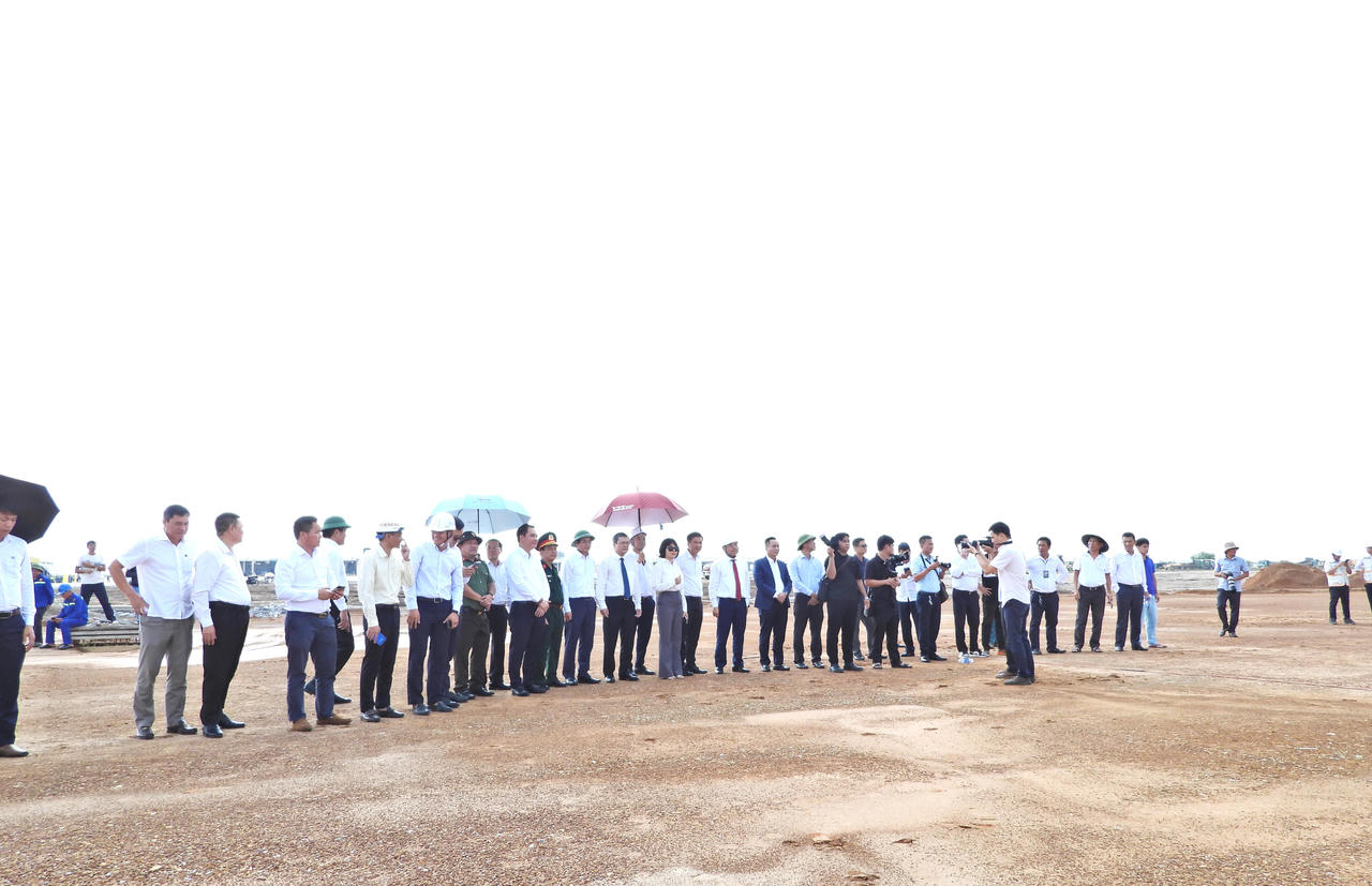 Các đại biểu theo dõi chuyến bay kỹ thuật kiểm tra tĩnh không tại Cảng hàng không Quảng Trị, sáng 15/10. (Ảnh: Minh Phương)